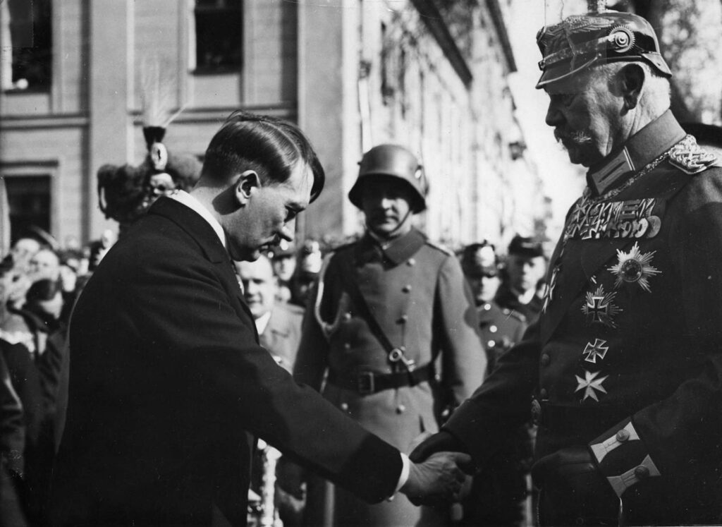 Reichspräsident von Hindenburg oraz Reichskanzler Adolf Hitler w Tage von Potsdam (21. März 1933) 
Właścicel: Bundesarchiv